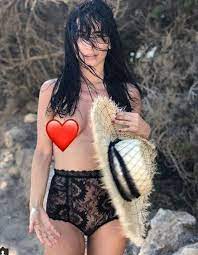 Après avoir intimidé la jeune fille, les deux adolescents, âgés de 15 et 16 ans, ont proposé à la victime d'arrêter, à condition qu'elle leur divulgue ses identifiants gmail et. J Ai Ete Violee A 14 Ans Le Temoignage Bouleversant De La Blogueuse Une Libanaise A Paris Elle