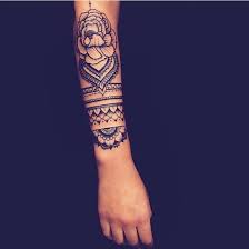 En sanskrit, mandala veut dire le « cercle », la « sphère », la « communauté ». Modele Tatouage Bras Mandala Avec Fleur Et Bracelet Tatouage Femme