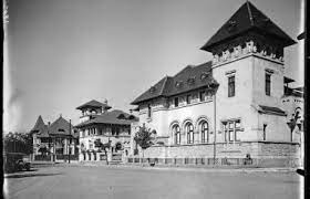 Romania is a country located at the crossroads of central, eastern, and southeastern europe. Secolul 20 In Arhitectura Romaneasca Igloo