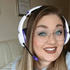 James C Brett Flutterby Chunky Knitting Wool (B4 Cream) : Amazon.co.uk:  Home & Kitchen