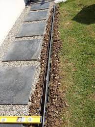 dalle galet allee gravier pas japonais dalle grise decoratif blanc bordure metal che exterior design backyard front garden landscape small backyard landscaping