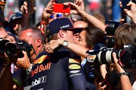 Laten we van 2021 een jaar maken om te onthouden. De Mooiste Foto S Van De Feestvreugde Bij Max En Zijn Fans In Oostenrijk Formule 1 Ad Nl