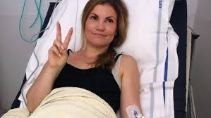 Ze zal voor zes maanden lang opnieuw chemotherapie moeten ondergaan. Linda Hakeboom Ik Heb Al Pruiken Gepast Ik Wil Weten Hoe Het Voelt Linda Nl