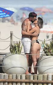 Feb 08, 2008 · quando o ator mario frias (36) marcou seu casamento com a publicitária juliana camatti da silva (24) para o dia 31 de janeiro de 2008 na paradisíaca praia da ponta do papagaio, na cidade de palhoça, na grande florianópolis, em santa catarina, não imaginava que teria que passar por uma verdadeira prova de amor, paciência… Latino E A Noiva Fazem A Temperatura Subir Em Praia Da Zona Oeste Celebridades O Dia