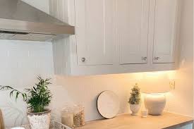 Para ello te proponemos que utilices nuestro esmalte especial para azulejos, un esmalte que ofrece una alta resistencia a los productos químicos y una. Como Pintar Los Azulejos De La Cocina Los Pasos Y Los Tipos De Pintura Que Necesitas Para Transformar La Cocina