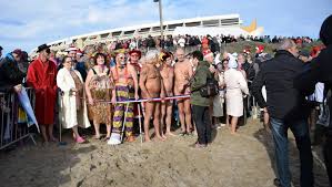 La solution pour profiter d'un séjour enfin, le village naturiste pour ceux qui voudront offrir intégralement leur corps au soleil ! Cap D Agde 250 Courageux Prennent Un Dernier Bain Au Village Naturiste Midilibre Fr