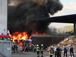Heute eine metapher für leidenschaftliche liebe oder große begeisterung. Grossbrand Bei Abfallentsorger Remondis In Gummersbach Herreshagen Feuer Aus Am Morgen Gemeldet Nordrhein Westfalen