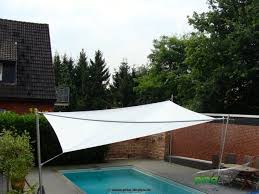 Sonnensegel In Manuell Aufrollbar Uber Einer Terrasse Und Einem Pool Als Grossflachiger Regen Und Sonnenschutz Sonnensegel Pool Sonnenschutz