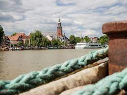 Exact development uncertain, but apparently from a verb *leer (to make a face), from leer (face). Stadt Leer In Ostfriesland Tourismus