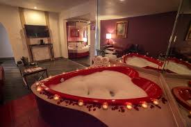 Treat your family to a stay in a premium suite when you book your family getaway at great wolf lodge in the poconos, pa. Welcome To The Land Of Love Heart Shaped Tubs Champagne Towers Reign Supreme At Pocono Palace Pennlive Com