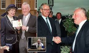 Westminster Journalist Chris Moncrieff Whom The House Of Commons Is After Named Dies At 88 Daily Mail Online