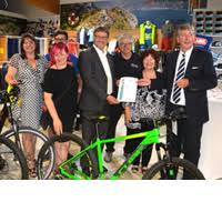 Radsport Gruber Erhalt Als Erster Einzelhandler In Bayern Die Auszeichnung Als Top Premium Geschaft Des Handelsverbandes Bayern