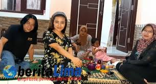 Banyak netizen yang tak rela ariel tatum jatuh ke pelukan vicky prasetyo yang sudah berulang kali menikah dan gagal. Mengejutkan Ayah Ariel Tatum Lamar Seorang Gadis Asal Pamekasan Beritalima Com