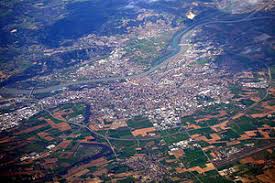 Suite à un gros orage, il construit une maison à la place de sa tente. Valence Wikipedia