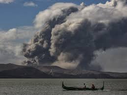 • вихрь молний при извержении вулкана на филиппинах 🌋⚡. Philippines Taal Volcano Update Thousands Evacuated As Experts Warn Another Hazardous Explosive Eruption May Be Imminent