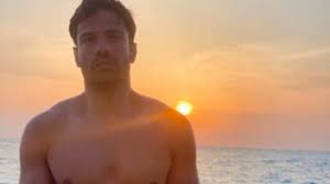 Jun 21, 2021 · ο κωνσταντίνος αργυρός φωτογραφήθηκε ημίγυμνος με φόντο το ηλιοβασίλεμα και μέσα σε μία ρομαντική ατμόσφαιρα, που όπως ήταν φυσικό, προκάλεσε βροχή από likes. O Kwnstantinos Argyros Dipla Stoys Pyroplhktoys Ti Anakoinwse O Idios Celebrities Eidhseis Yupiii Gr