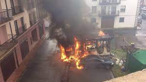 Cerca del río baztán, uno que atraviesa las provincias españolas de navarra y guipúzca, la policía ha encontrado un cadáver. Arde Un Camion Cocina Del Rodaje De El Guardian Invisible En Elizondo