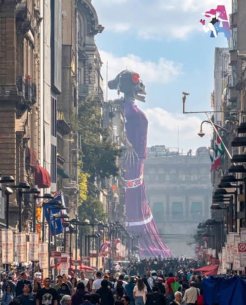 México ¡Una Catrina gigante de 32 metros de altura sorprende en el corazón de la Ciudad de México! 💀🇲🇽 Visible desde la calle de Madero hacia el Zócalo, esta monumental figura forma