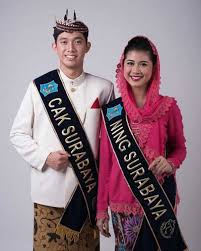 Umumnya, kebaya dibuat dari bahan kain tipis yang dikombinasikan dengan sarung, kain batik atau songket. 16 Pakaian Adat Jawa Timur Warisan Busana Tradisional Gambar Penjelasan