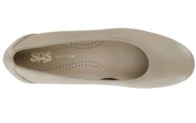 Premium leather upper and leather lining give a luxurious feel. Milano Pump Sas Shoes