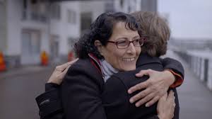 36 kinderen en volwassenen tussen de 6 en 69 geven een kijkje in hun leven met een broer of zus met een handicap, ziekte en/of stoornis zoals de bekende nederlandse acteur barry atsma. Twee Iraanse Zussen Komen Elkaar Op Het Spoor Na Zestig Jaar Linda Nl