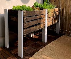 Hochbeete liefern hohe erträge und erleichtern die aussaat und pflege der pflanzen. Mini Hochbeet Aus Obstkisten Selber Bauen Globus Baumarkt