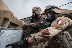 D'un vieillard que jette à poignées. Nos Regiments Sengager Fr