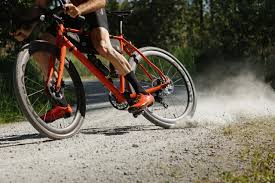 Der Neue Acros All Road Carbonlaufradsatz Soll Auf Der Strasse Auf Gravel Und Beim Pendeln Gleichermassen Glanzen Neben Neuen Felgen Mit 4 In 2020 Rennrad Rad Rennen