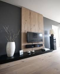 Du Gris Anthracite Et Du Bois Sur Le Mur Dans Un Salon Design Meuble Deco Deco Salon Deco Maison