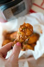 Per serving size 4 oz (112g) contains 220 calories, 140 from fat, 15g total fat, 0 total carbohydrate, 0 fiber, 0 sugars and 20g protein. Pressure Cooker Frozen Chicken Wings Instant Pot Chicken Wings