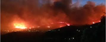 Η φωτιά ξέσπασε το πρωί λίγο μετά τις 11:00 σημαίνοντας συναγερμό στην πυροσβεστική που κινητοποίησε δυνάμεις, εναέριες και επίγειες. Ane3elegkth H Fwtia Sthn Kefalonia Ekkenw8hkan Kai Alloi Oikismoi Alert Ellada Eidhseis