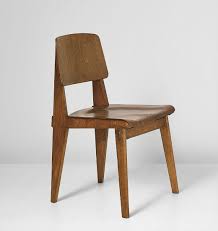 Créée en 1934, la chaise métropole est fondée sur l'anatomie humaine. Jean Prouve Tout Bois Chair Circa 1943 Design New York Monday December 12 2016 Lot 67 Phillips