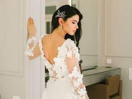 Capelli sposa raccolti morbidi con fiori bianchi a ornare l'acconciatura. Le Acconciature Piu In Voga Per Il Matrimonio Dott Solari