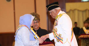 Kesembilan sultan negeri melayu yang dapat dipilih maupun memilih adalah sultan johor, sultan kedah, sultan kelantan, yang dipertuan besar negeri sembilan, sultan pahang, sultan perak, raja perlis, sultan selangor dan sultan terengganu. Hello Datuk Seri Five Cabinet Ministers Conferred Melaka Honours