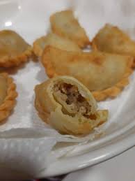 Bahan utama inti karipap ialah daging dan kentang. Dana Temosa Atau Karipap Ikan