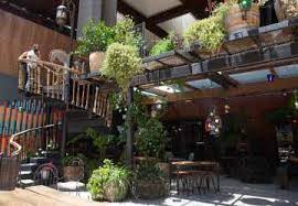 Tiene una arquitectura moderna y una ubicación privilegiada en el corazón de un barrio cautivante. Barrio Lastarria Una Seleccion De Restaurantes Bares Y Tiendas