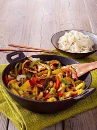 Der wesentliche unterschied zwischen einem wok und einer pfanne besteht darin, dass sich aufgrund der form beim wok ein hitzezentrum mit extrem. Gesunde Rezepte Aus Dem Wok 17 Mal Asiatisch Wunderweib Gesunde Rezepte Asiatische Rezepte Rezepte