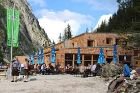 Sie liegt in der höllentalklamm in bayern und ist eine ideale raststätte und einkehr. Durch Die Hollentalklamm Zur Hollentalangerhutte 1387 M Bergwanderung Alpenverein Munchen Oberland