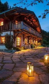 This Hillside Hideaway Is Near Medieval Megeve The French Alps Answer To St Tropez Mit Bildern Altholz Haus Haus Fassade Haus