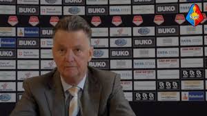 Trò cũ của van gaal muốn ban tổ chức eredivisie trao cup cho đội bóng thủ đô amsterdam sớm, dù mùa. Oficial Van Gaal Volvera A Entrenar En Su Pais Natal Besoccer