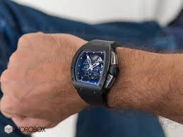 À l'intérieur bat le calibre squeletté rmac4 à remontage automatique avec rattrapante pour une précision chronométrique élevée. Richard Mille Rm 61 01 Yohan Blake Grey Edition