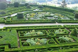 le chateau de hautefort dordogne france haies de jardin beaux jardins et art des jardins