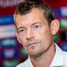 Lars Knudsen har altid stået i skyggen: Nu træder han endelig frem i  rampelyset