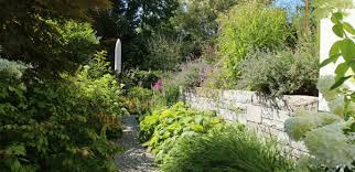 Many humans love to have a look at their neighbors adorable gardens within the spring and summer or chat with their pals as their associates … Schone Garten Magazin