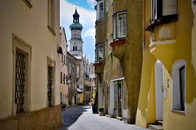 A Narrow Street In The Old Town Of Hall In Tirol Hall In Tirol Is Located Only 10 Km In The East Of Innsbruck Austria The Historic Dis Tirol Old Town Tyrol