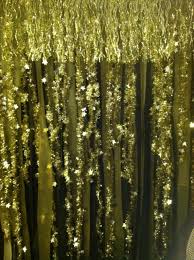 Diy Black And Gold Photo Backdrop Diy New Years Eve Photo Booth Backdrop Using Dollar Tree Black And Gold Plastic Tablecloths Garland And Tin New Years Eve Decorations New Years Eve Backdrops
