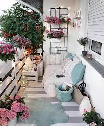 Terrazzo in montagna con sedute in legno e cuscini morbidi Idee Per Terrazzi Arredati Con Stile E Decorazioni Archzine It