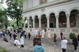 Acest lucru se face cu degetul mare care trebuie să fie lipit de partea dedesubt a penisului (unde glandul se unește cu corpul penisului)și degetul pentru a face față în pat, bărbatul trebuie să se alimenteze corect. Cate Persoane Pot Participa La NunÈi Si InmormantÄri Libertatea