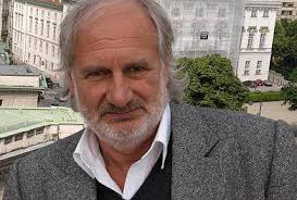 Wie hält sich Grissemann sexy und was ist das Geheimnis von Stermanns  Erfolg? Zum Fragen beantworten und Fragen stellen, laden sich die beiden  Willkommen-Österreich-Moderatoren heute Abend den scheidenden  Volkstheater-Direktor Michael Schottenberg und