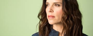 Neve campbell raggiunse una discreta notorietà dopo esser stata scelta come protagonista (julia salinger), nella serie tv cinque in famiglia: Neve Campbell Is The Best Thing About House Of Cards This Season Gq